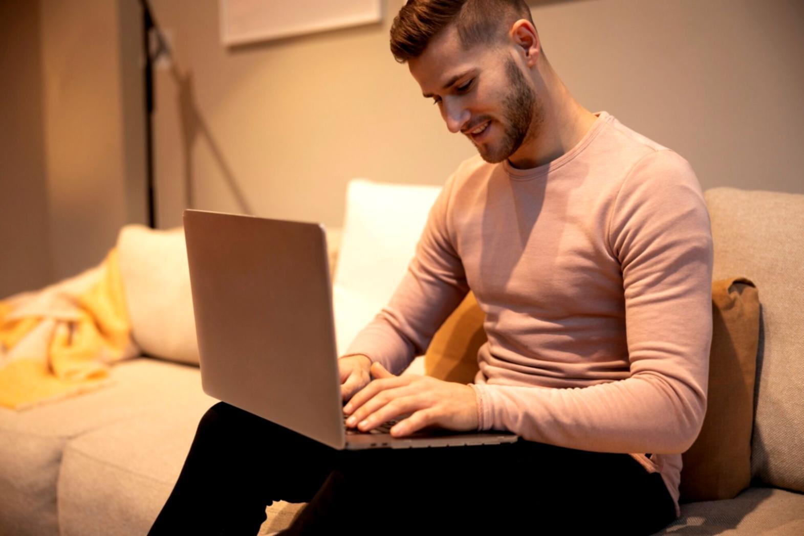 Finanzplanung und Investmentstrategien auf dem Schreibtisch